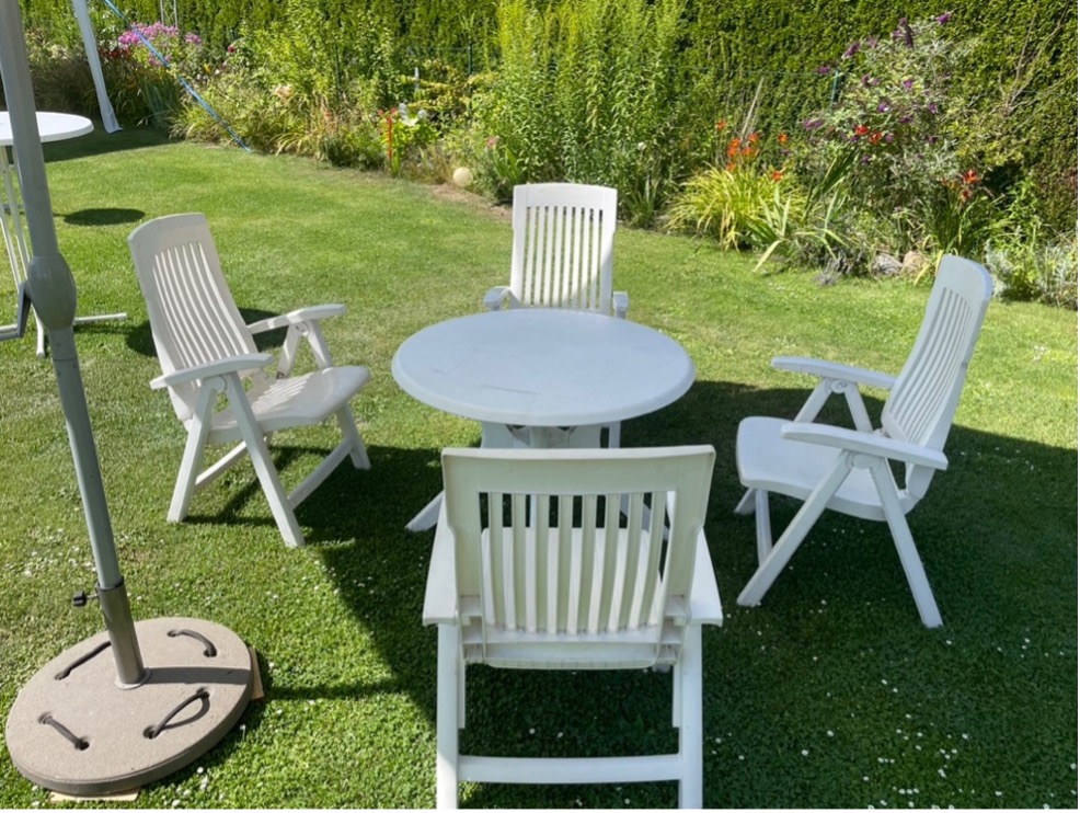 Set Sonnenschirm  und Tisch  inkl. 4 Stühle 